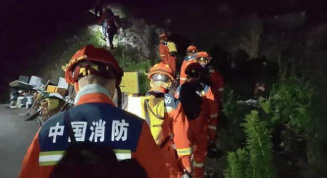 驴友深夜被困峡谷 消防通宵营救